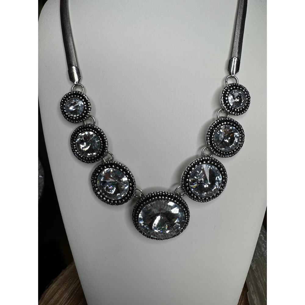 Round Framed Crystal Gem Necklace Unbranded Silver Tone Chunky Necklace - Picture 2 of 4
